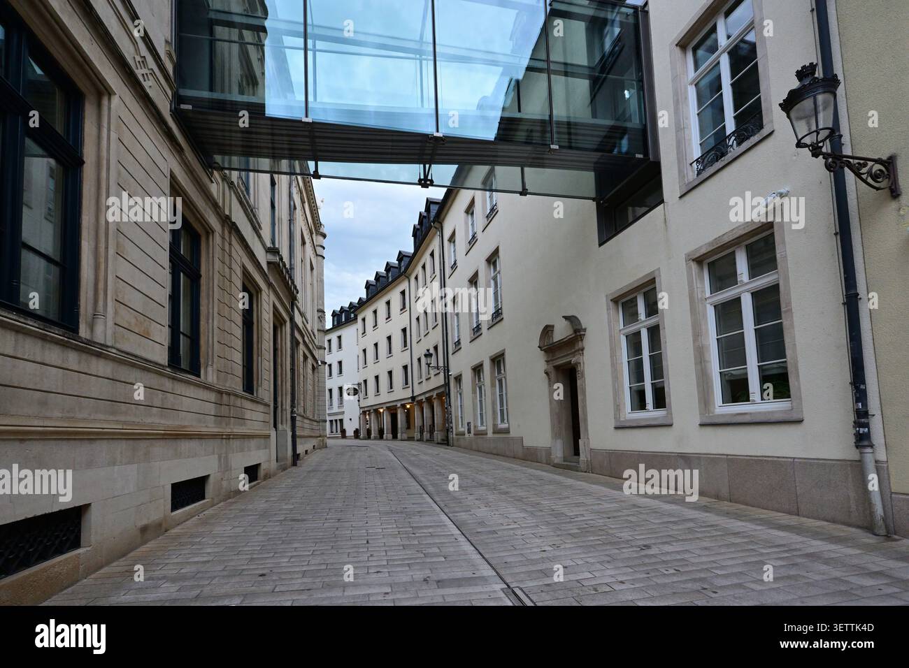 Passaggio tra due edifici in Lussemburgo Foto Stock