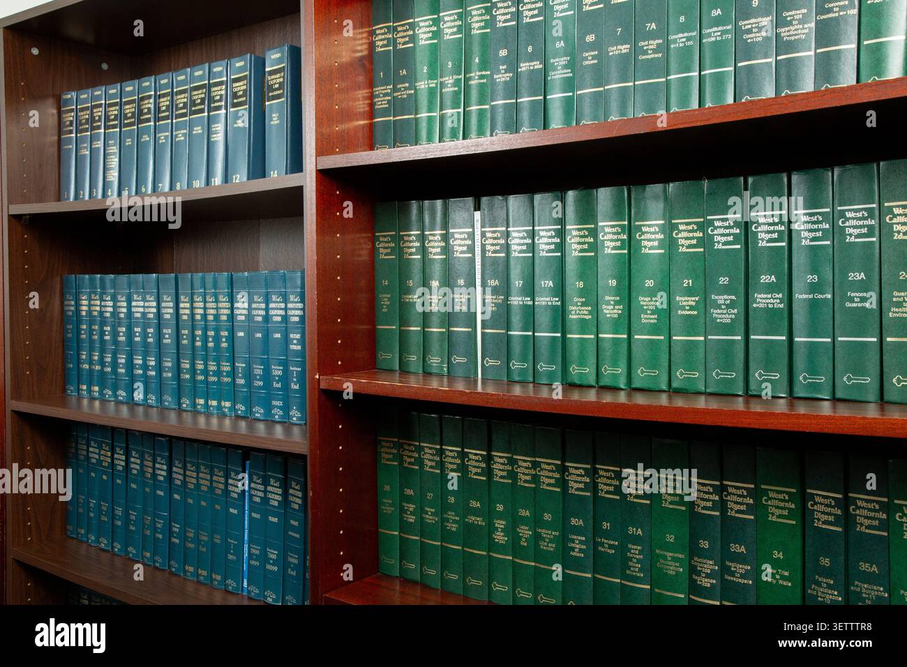 Los Angeles, California, Stati Uniti - 12-01-2025: Una vista di diversi scaffali dei libri di legge di West, visti presso uno studio legale. Foto Stock