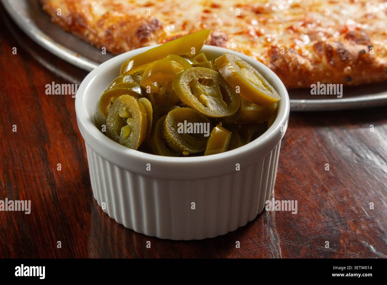 Una vista di una ciotola di jalapeno in scatola sottaceto a fette. Foto Stock
