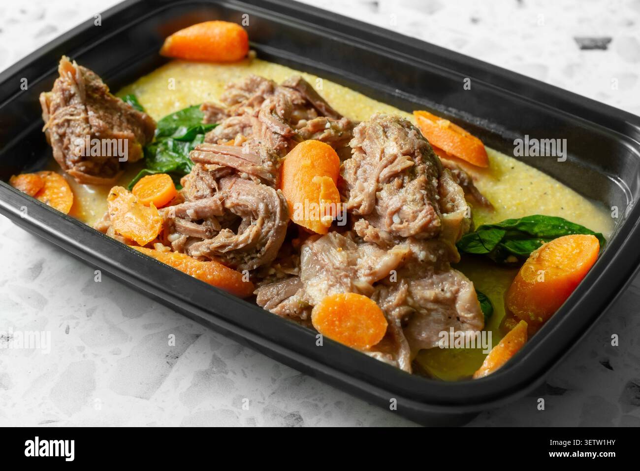 Una vista di un antipasto preparato con carne di manzo cotta lentamente e polenta. Foto Stock