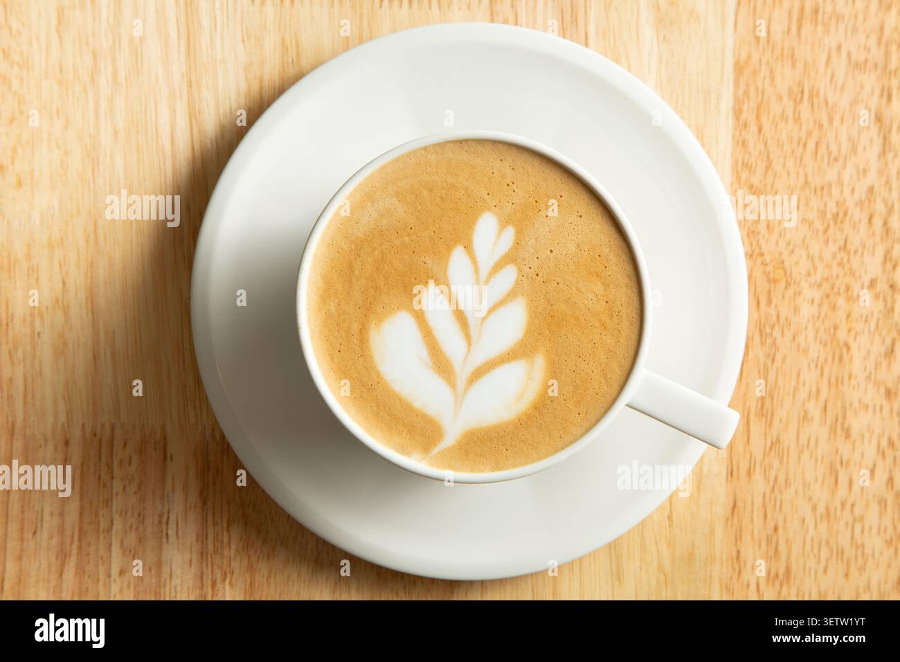 Vista dall'alto di una bevanda a base di caffè latte, con latte art. Foto Stock