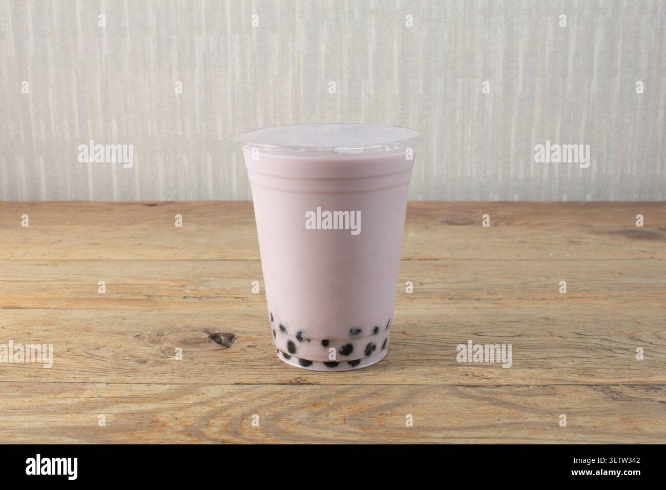 Vista di un tè al latte taro con boba. Foto Stock