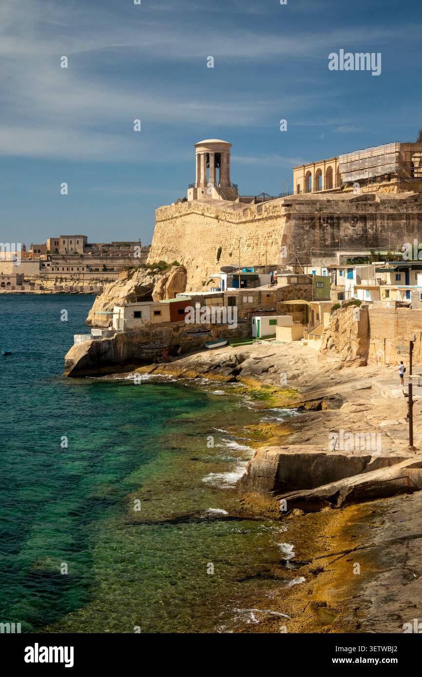 Malta, la Valletta, il monumento alla campana d'assedio sulla costa meridionale di Barrakka, sul Bastione di San Cristoforo, sopra il Grand Harbour e la spiaggia di Wuestenwinds Foto Stock
