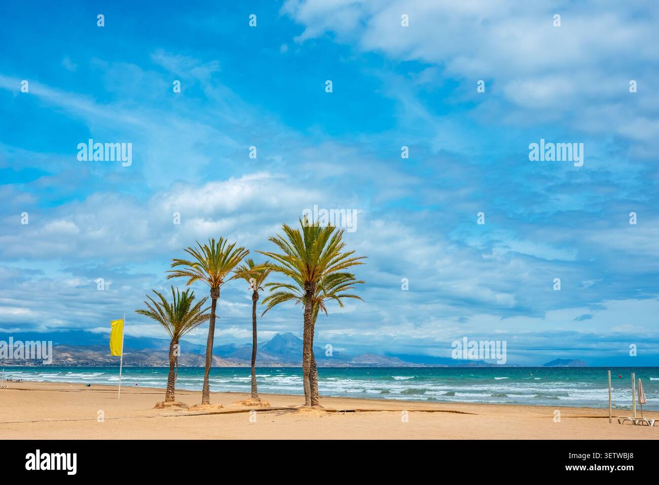 Spiaggia di Playa de San Juan in una giornata ventosa. Alicante, Costa Blanca, Spagna Foto Stock