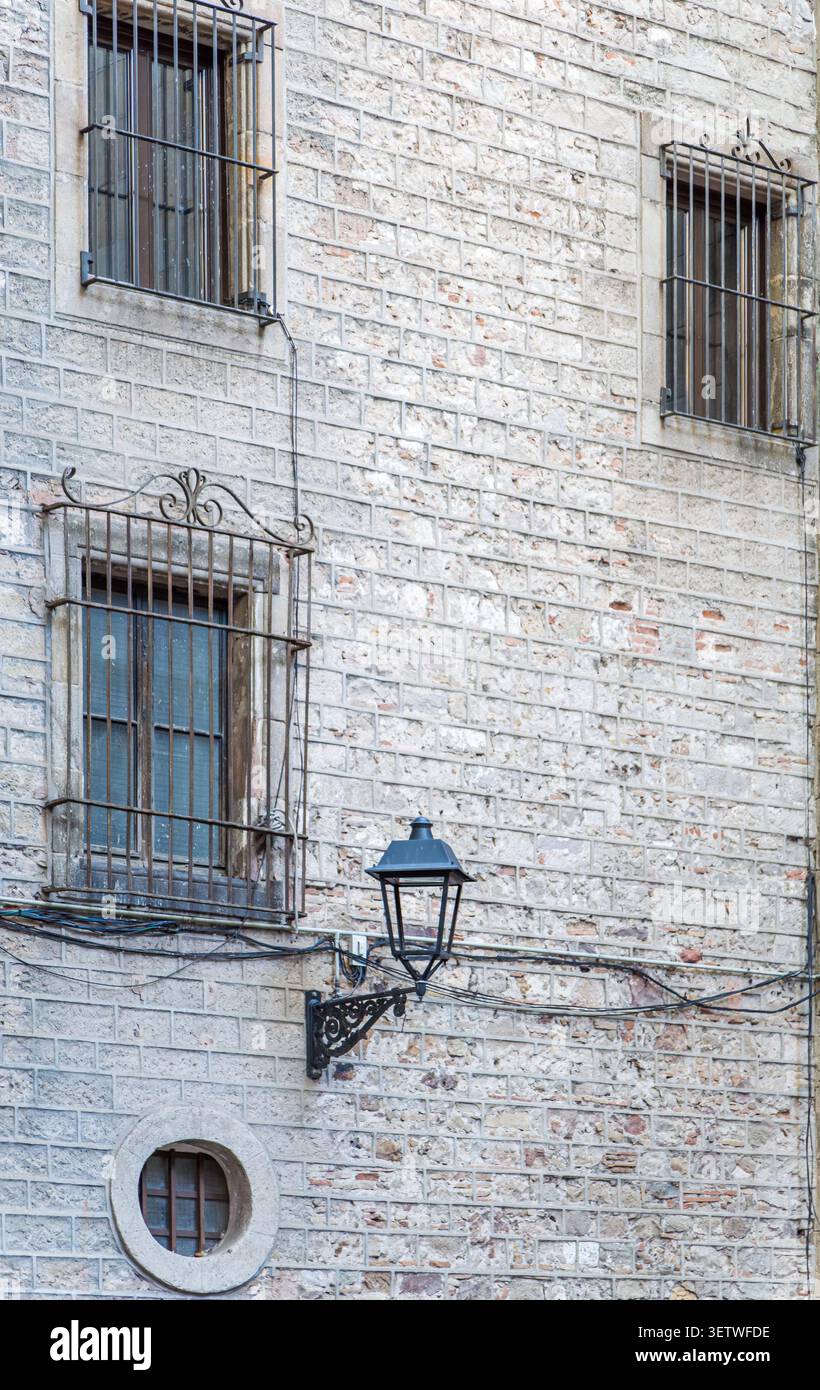 Vecchio edificio con griglie di ferro ornate a Barcellona Foto Stock