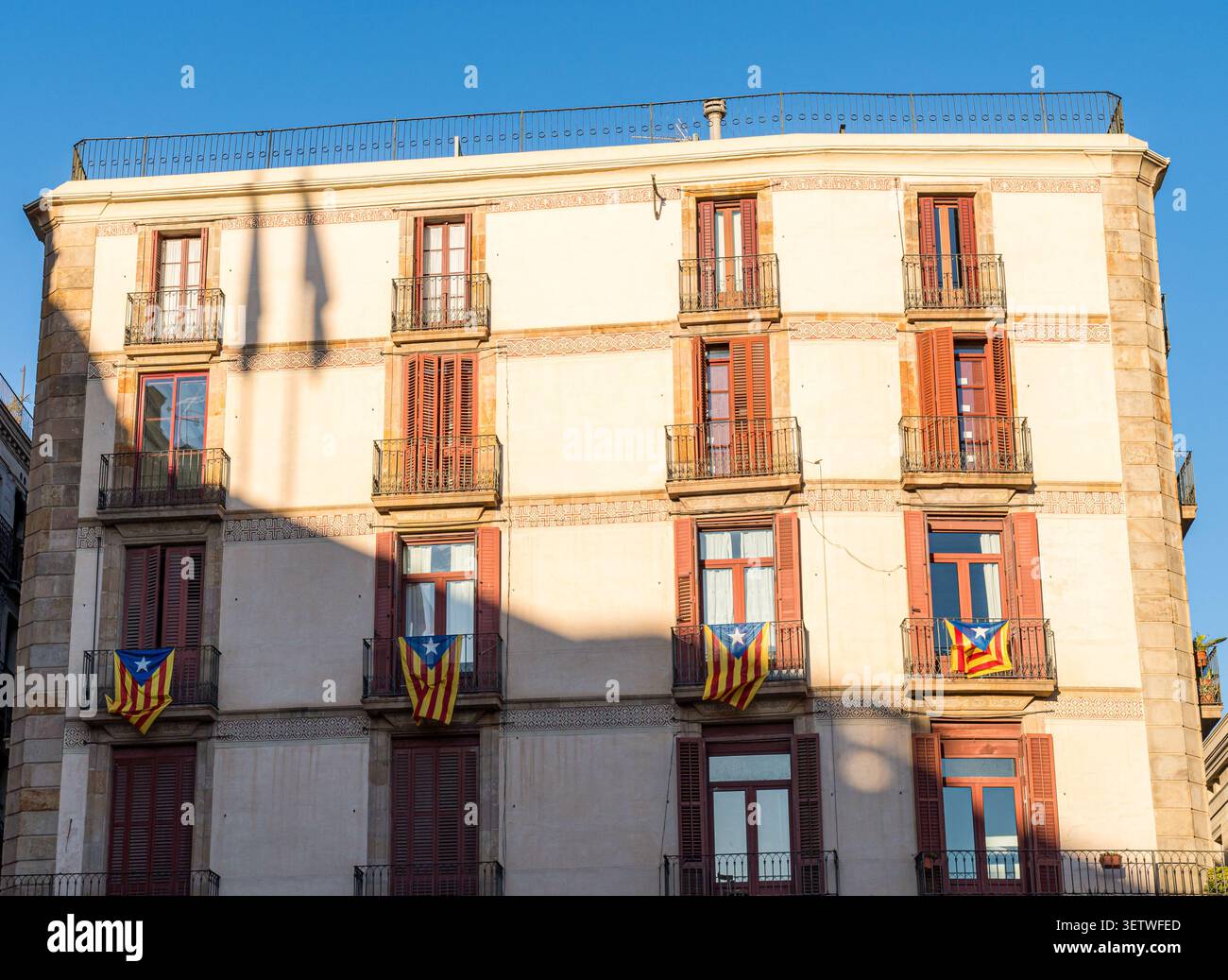 Facciata dell'edificio di Barcellona con bandiere catalane Estelada Foto Stock