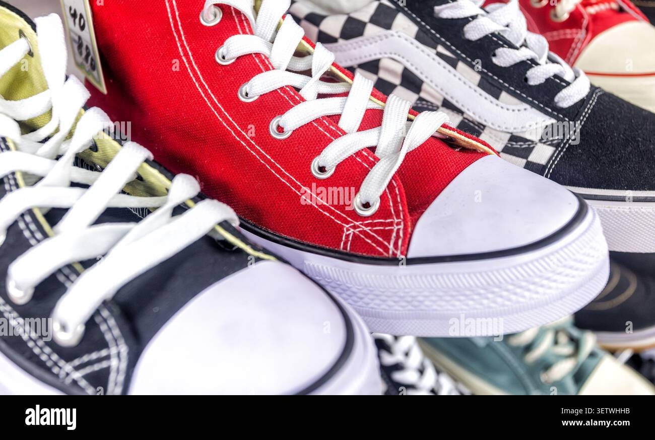 Sneaker alla moda. Scarpe sportive moderne per camminare o correre. Abbigliamento sportivo alla moda per uomo e donna. Messa a fuoco selettiva. Foto Stock