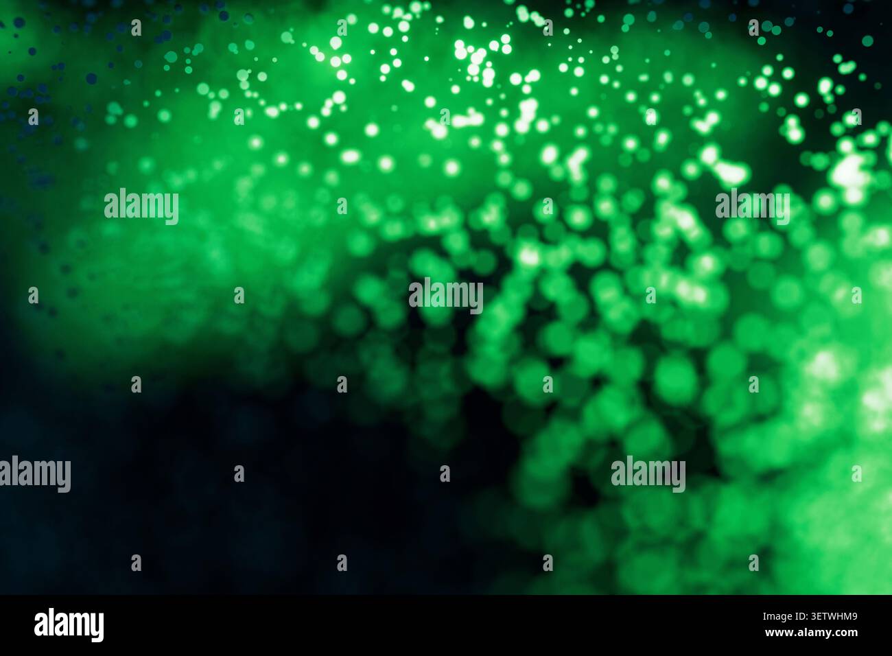 Sfondo verde scuro astratto con una densa nuvola di luci bokeh brillanti ed effetti particellari. Perfetto per tecnologia futuristica e festeggiamenti Foto Stock
