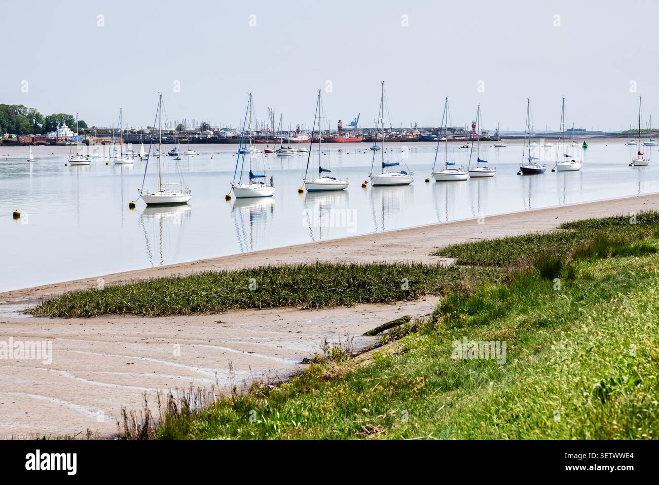 Il fiume Medway a St Mary's Island a Chatham, Kent, Inghilterra, durante una calda festa di maggio Foto Stock