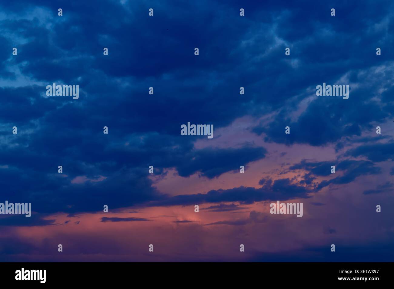 Cielo serale con le tonalità del sole al tramonto, paesaggio panoramico, bellezza all'aperto, paesaggi naturali, orizzonte celeste, natura tranquilla, cielo serale. Foto Stock