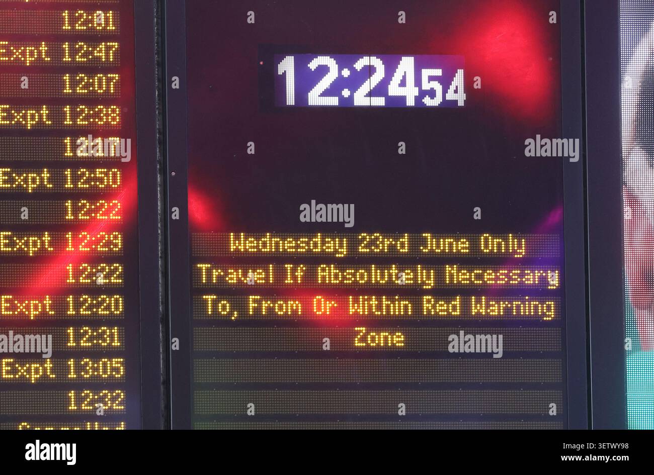 Londra, Regno Unito, 23 giugno 2026. Insegna a Kings Cross London, avvertendo i passeggeri di viaggiare non essenziali all'interno della Red Warning zone, mentre le temperature salgono in tutto il Regno Unito. Credito : Monica Wells/Alamy Live News. Foto Stock
