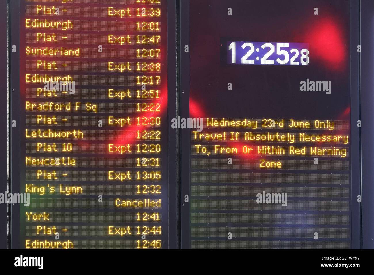 Londra, Regno Unito, 23 giugno 2026. Insegna a Kings Cross London, avvertendo i passeggeri di viaggiare non essenziali all'interno della Red Warning zone, mentre le temperature salgono in tutto il Regno Unito. Credito : Monica Wells/Alamy Live News. Foto Stock