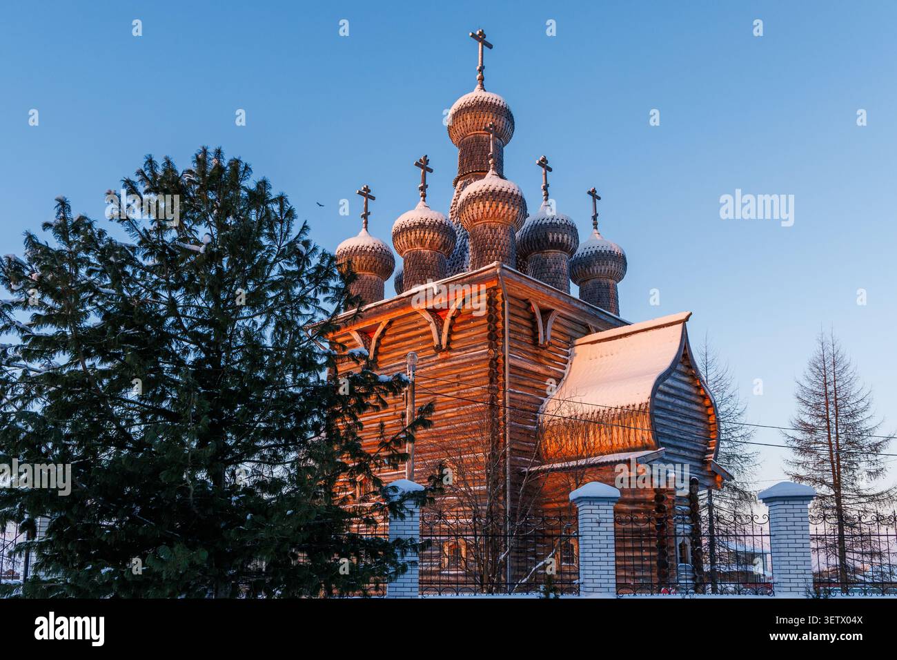 La Chiesa dell'Intercessione della Santa Vergine si distingue per le sue sculture in legno e le cupole dorate. Sembra essere uscita da una favola. Foto Stock