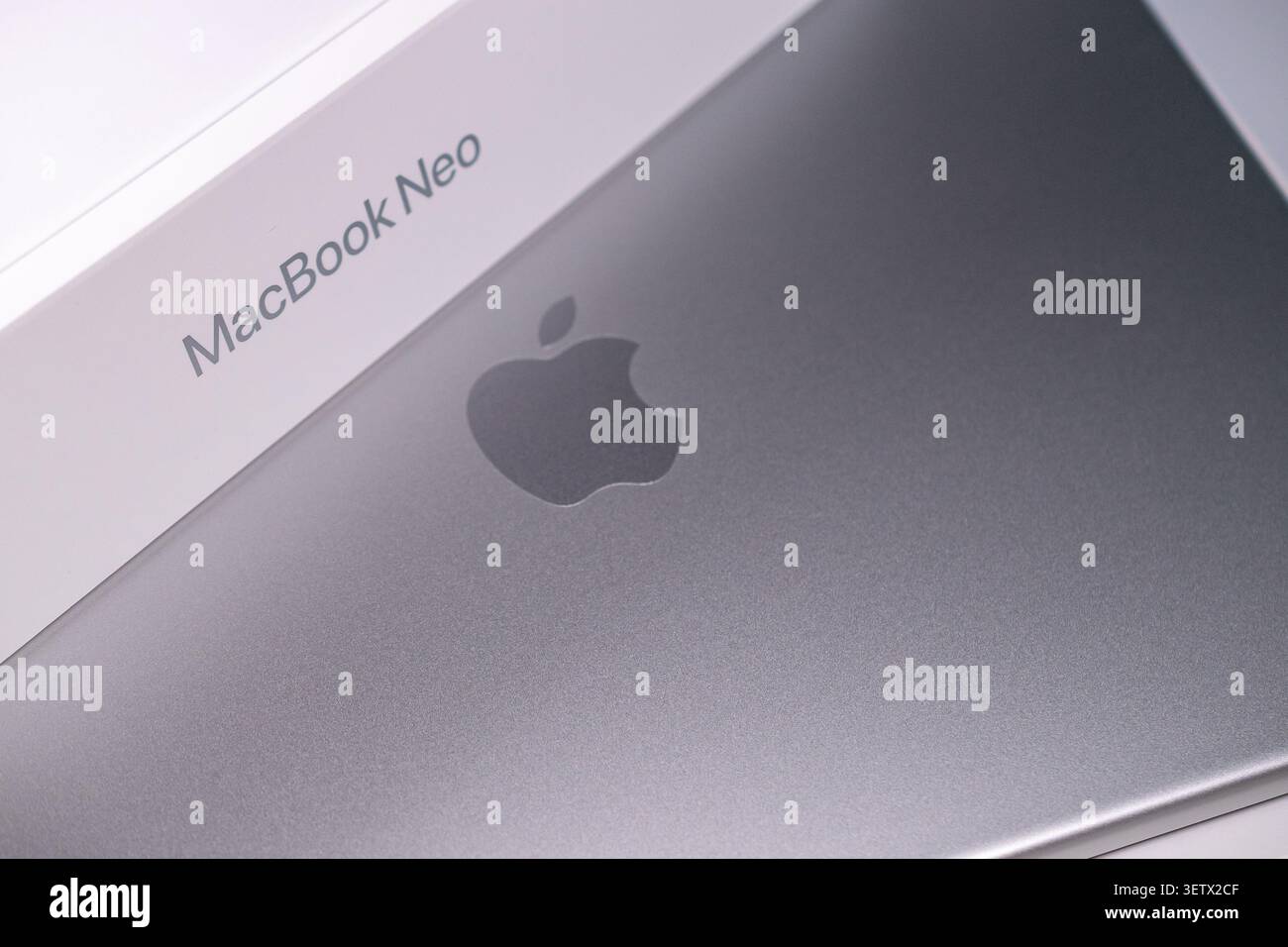 Lettonia, Jurmala - 20.06.2026: Il nuovo MacBook Neo si trova accanto alla sua scatola su una superficie piana in una sala luminosa. Foto Stock