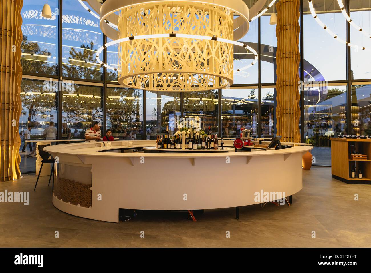 Gelendzhik, Russia - 14 giugno 2026: Apertura della città del vino di Capo bianco. Gli interni moderni del wine bar presentano un elegante bancone circolare con bottiglie di vino, Foto Stock