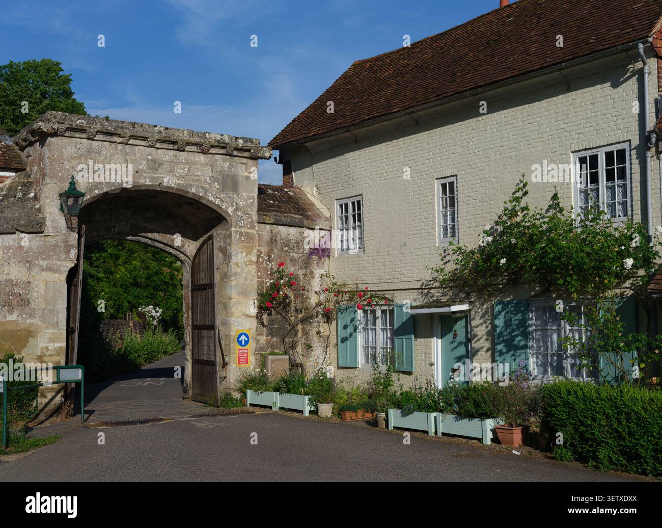 Harnham Gate, comunemente noto come South Gate, vicino alla cattedrale di Salisbury, una porta storica di grado uno protetta come bene culturale. Foto Stock