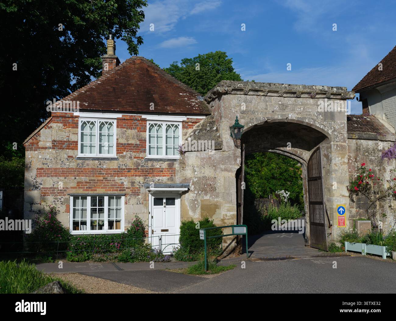 Harnham Gate, comunemente noto come South Gate, vicino alla cattedrale di Salisbury, una porta storica di grado uno protetta come bene culturale. Foto Stock