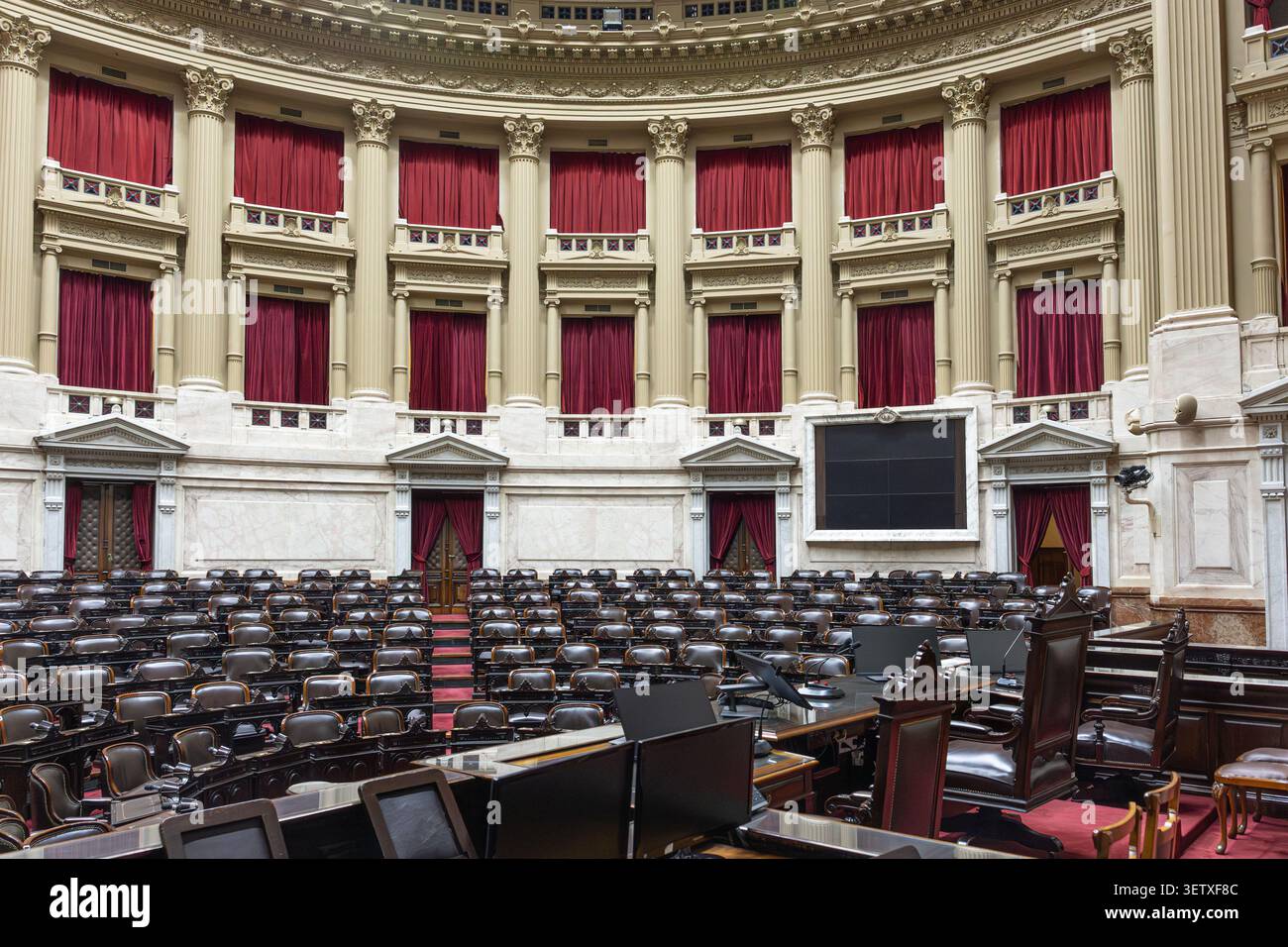 Buenos Aires, 29 maggio 2026: Camera vuota dei deputati al Congresso argentino. Posti a sedere semicircolari e architettura neoclassica della casa inferiore Foto Stock