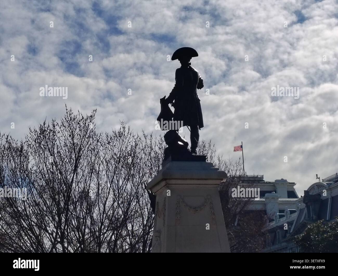 Washington, DC, USA - 3 marzo 2025: Al centro della cornice si trova la statua in bronzo del conte Jean-Baptiste de Rochambeau, vista dal retro Foto Stock