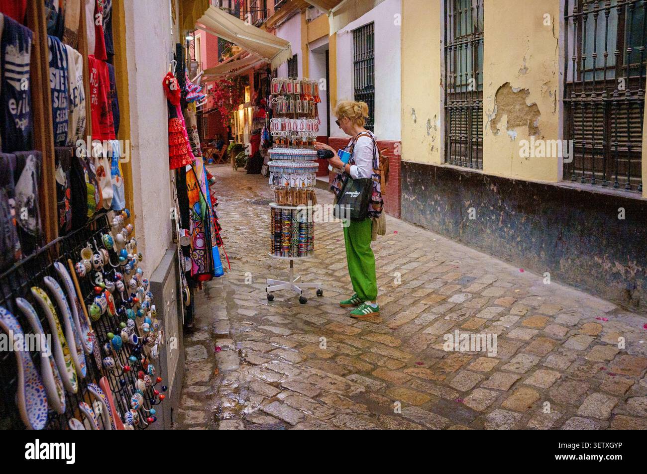 Una donna di mezza età fa acquisti presso casco Antiguo negozi di souvenir per le vacanze e artigianato locale. Commercio turistico Foto Stock