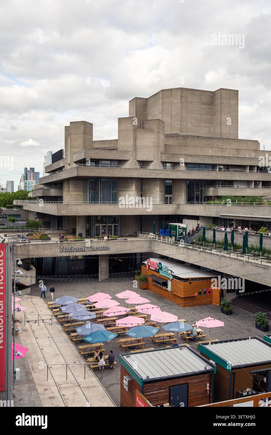 L'edificio del Royal National Theatre situato nella zona di Southbank di Londra, un edificio classificato di grado 2 realizzato con un design a terrazzamento in cemento. Foto Stock