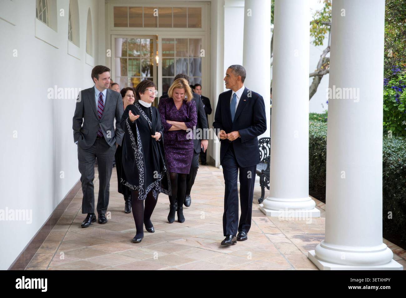 Il presidente Barack Obama cammina sul Colonnato con, da sinistra, il segretario alla stampa Josh Earnest, Cecilia Mu-oz, direttore del Consiglio di politica interna, consulente senior Valerie Jarrett e Jennifer Palmieri, direttore delle comunicazioni, a seguito di una conferenza stampa nella sala orientale della Casa Bianca, 5 novembre 2014. (Foto ufficiale della Casa Bianca di Pete Souza) questa fotografia ufficiale della Casa Bianca è resa disponibile solo per la pubblicazione da parte delle agenzie di stampa e/o per uso personale per la stampa da parte del soggetto o dei soggetti della fotografia. La fotografia non può essere manipolata in alcun modo e non può essere utilizzata in virgole Foto Stock