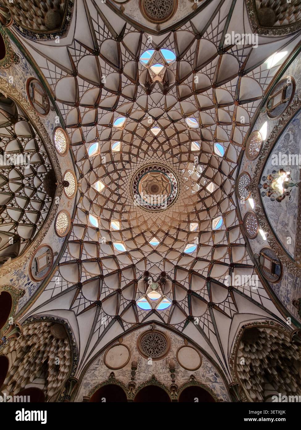 Soffitto geometrico ornato della Borujerdi Historical House a Kashan, Iran, caratterizzato da intricati disegni architettonici persiani e motivi decorativi. - Immagine stock catturata con smartphone
