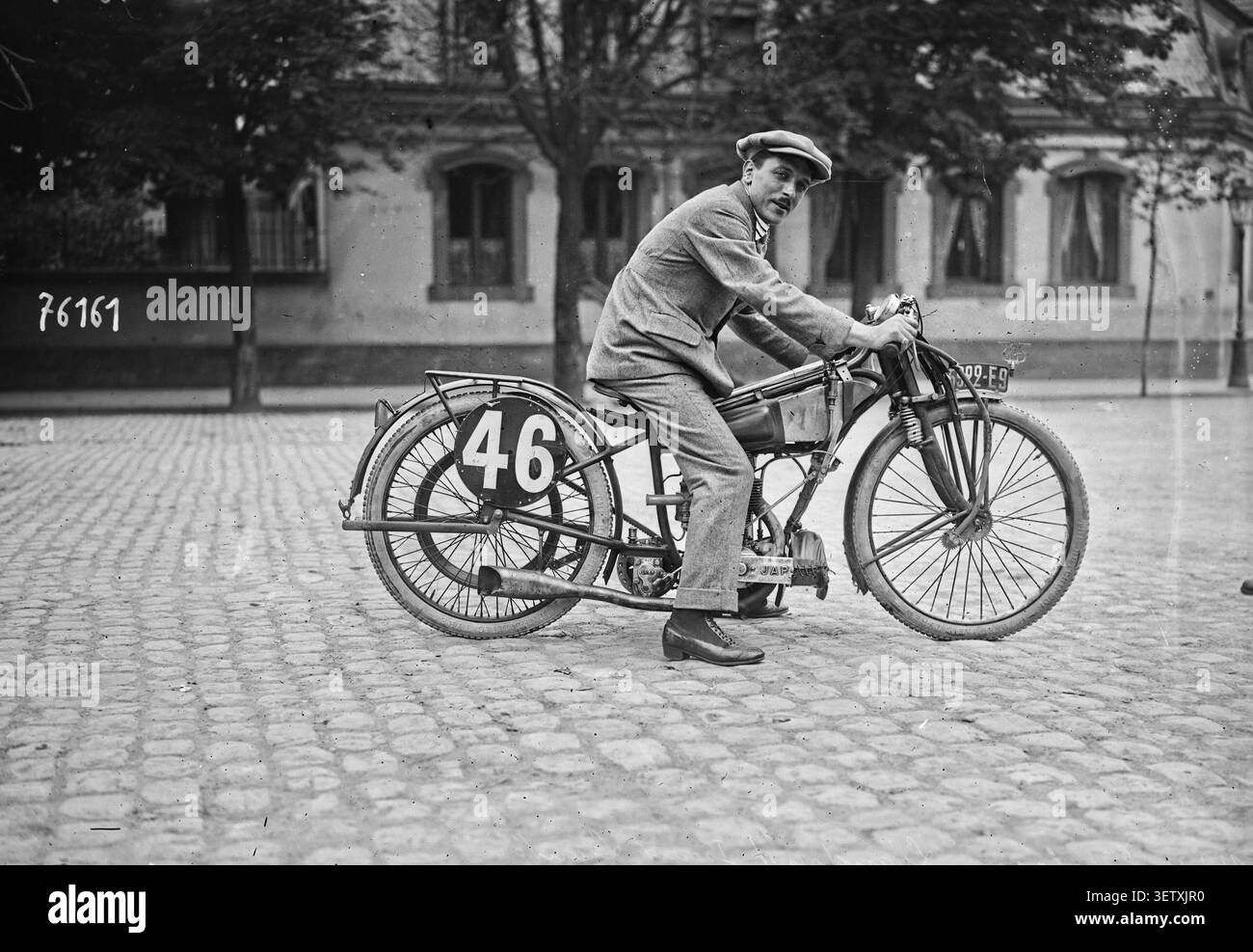 Cmpetitors alla gara motociclistica del Gran Premio di Strasburgo, con Liaudois su una Isoard 250 cc, 1922. Foto Stock