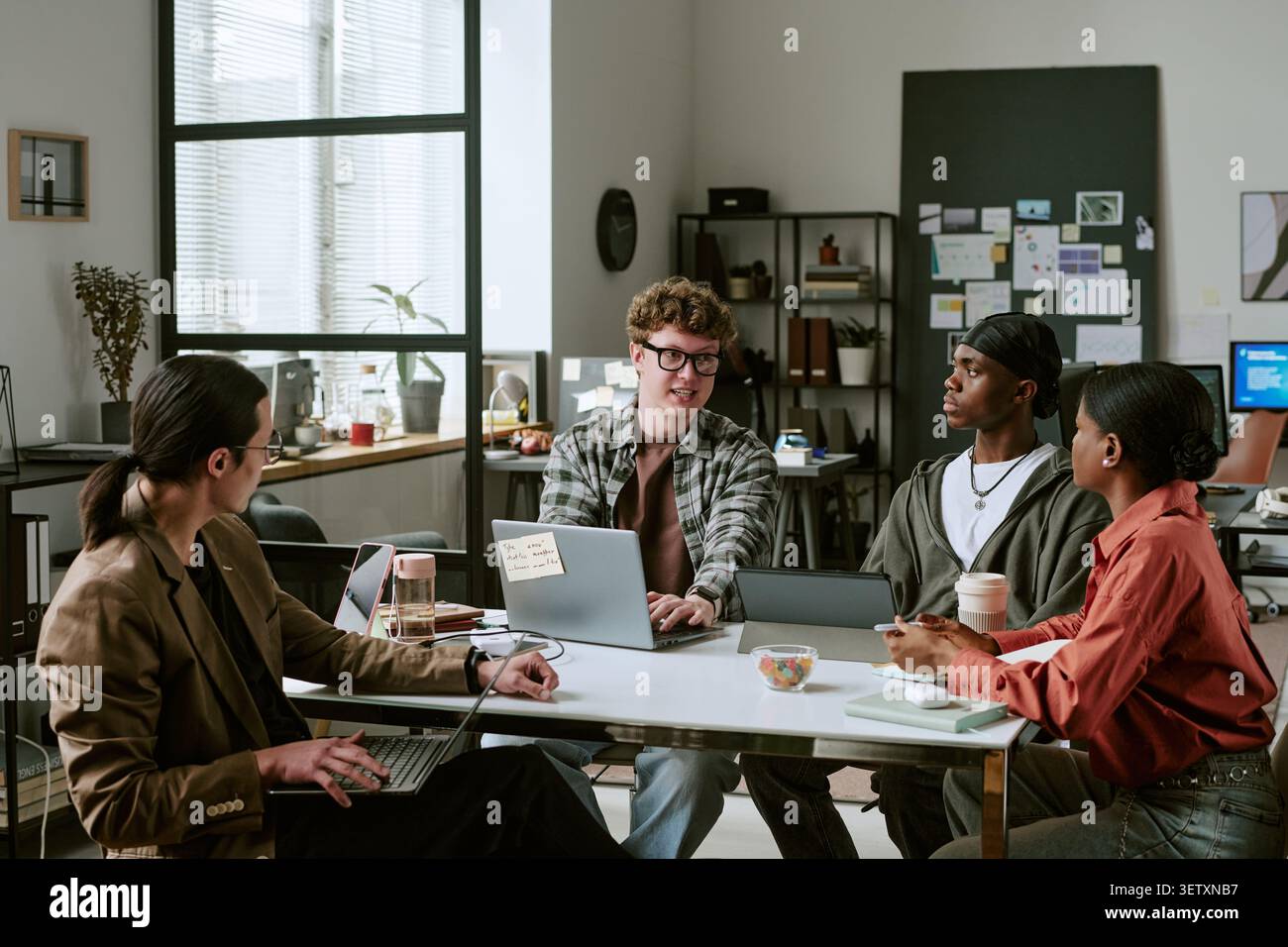 Diversi colleghi che collaborano alla riunione strategica dell'ufficio Foto Stock