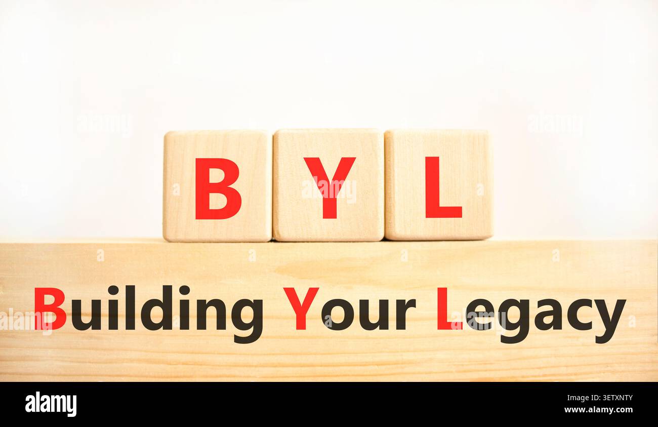 BYL sta costruendo il tuo simbolo legacy. Parole concettuali BYL costruisce la tua eredità su splendidi blocchi di legno. Splendido sfondo bianco. Business BYL Building Foto Stock