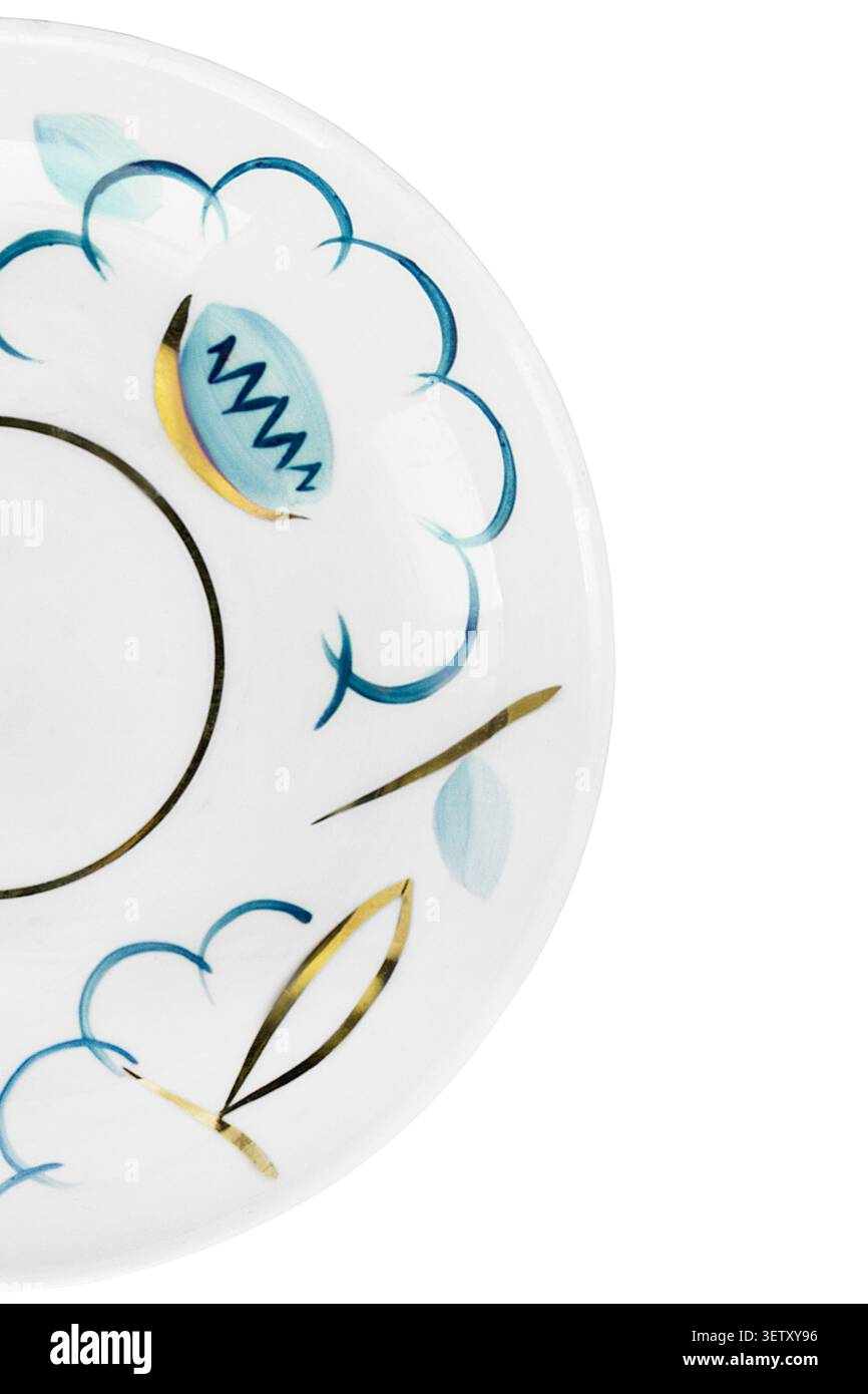 Parte di piattino in ceramica verniciato e dorato isolato su sfondo bianco Foto Stock
