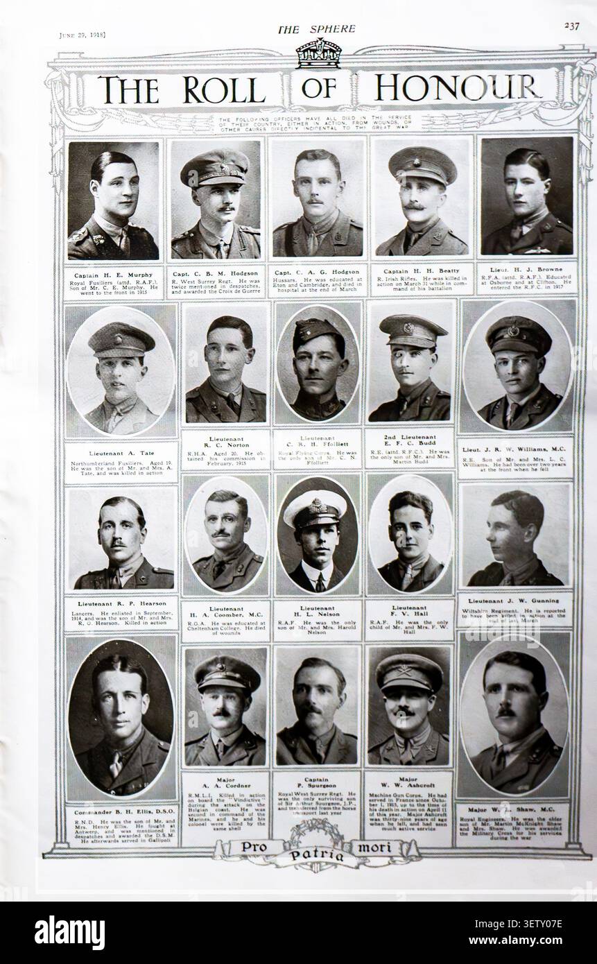 "The Roll of Honour" dalla sfera, 29 giugno 1918. Questa pagina d'archivio contiene ritratti e dettagli biografici degli ufficiali militari britannici morti in servizio durante la prima guerra mondiale. Alla base, il motto latino "Pro patria mori" onora il loro sacrificio, riflettendo il profondo impatto e il cupo contesto storico della grande Guerra sulla società. Ogni ritratto raffigura un ufficiale in uniforme, che funge da commovente resoconto storico delle vittime in tempo di guerra. Foto Stock