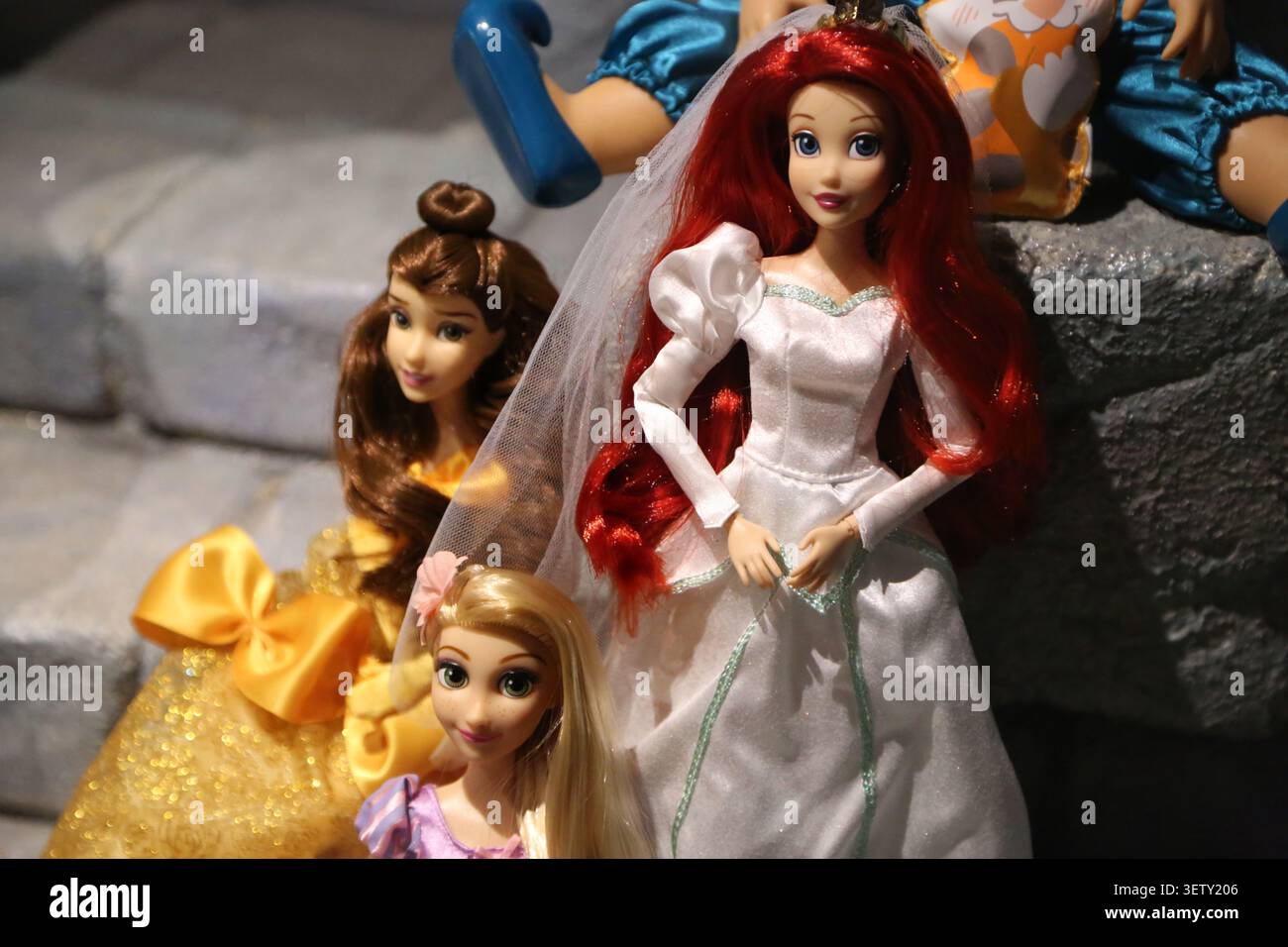 Una selezione di bambole (Belle, Ariel e Raperonzolo) in un negozio di articoli da regalo a Disneyland Paris, Marne-la-Vallée, Francia Foto Stock
