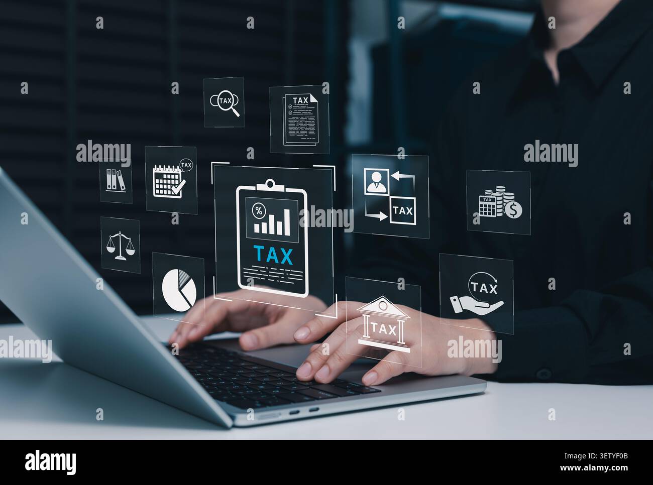Concetto di pianificazione fiscale e conformità finanziaria. Contribuente che utilizza laptop, documento fiscale digitale, rendiconto contabile, registrazione dei pagamenti, regolamentazione legale, Foto Stock