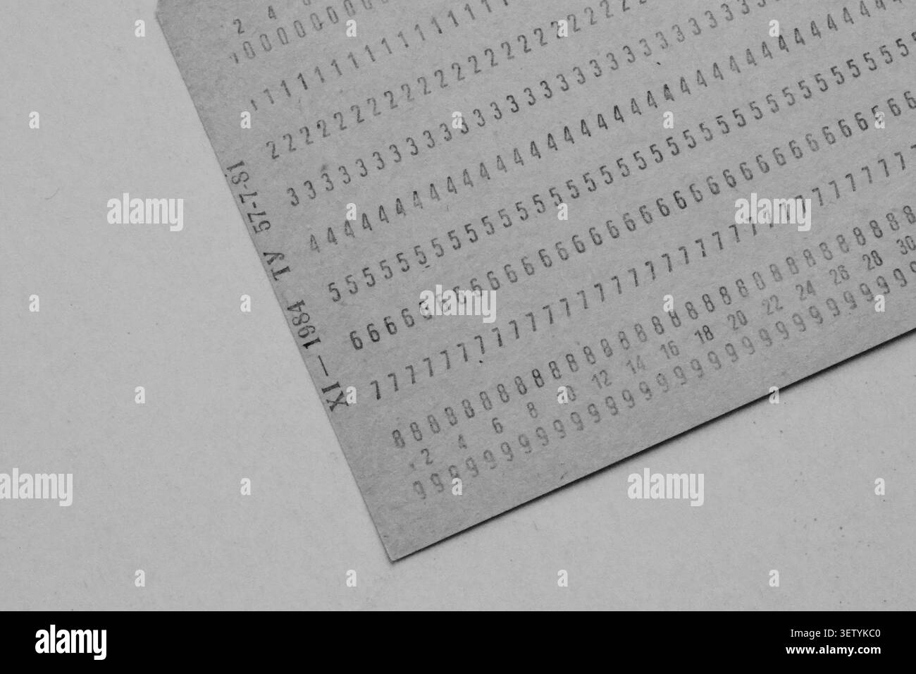 Primo piano di una scheda perforata per computer vintage del 1984 che mostra righe dettagliate di dati numerici, tecnologia retrò sovietica e storia informatica obsoleta. Foto Stock