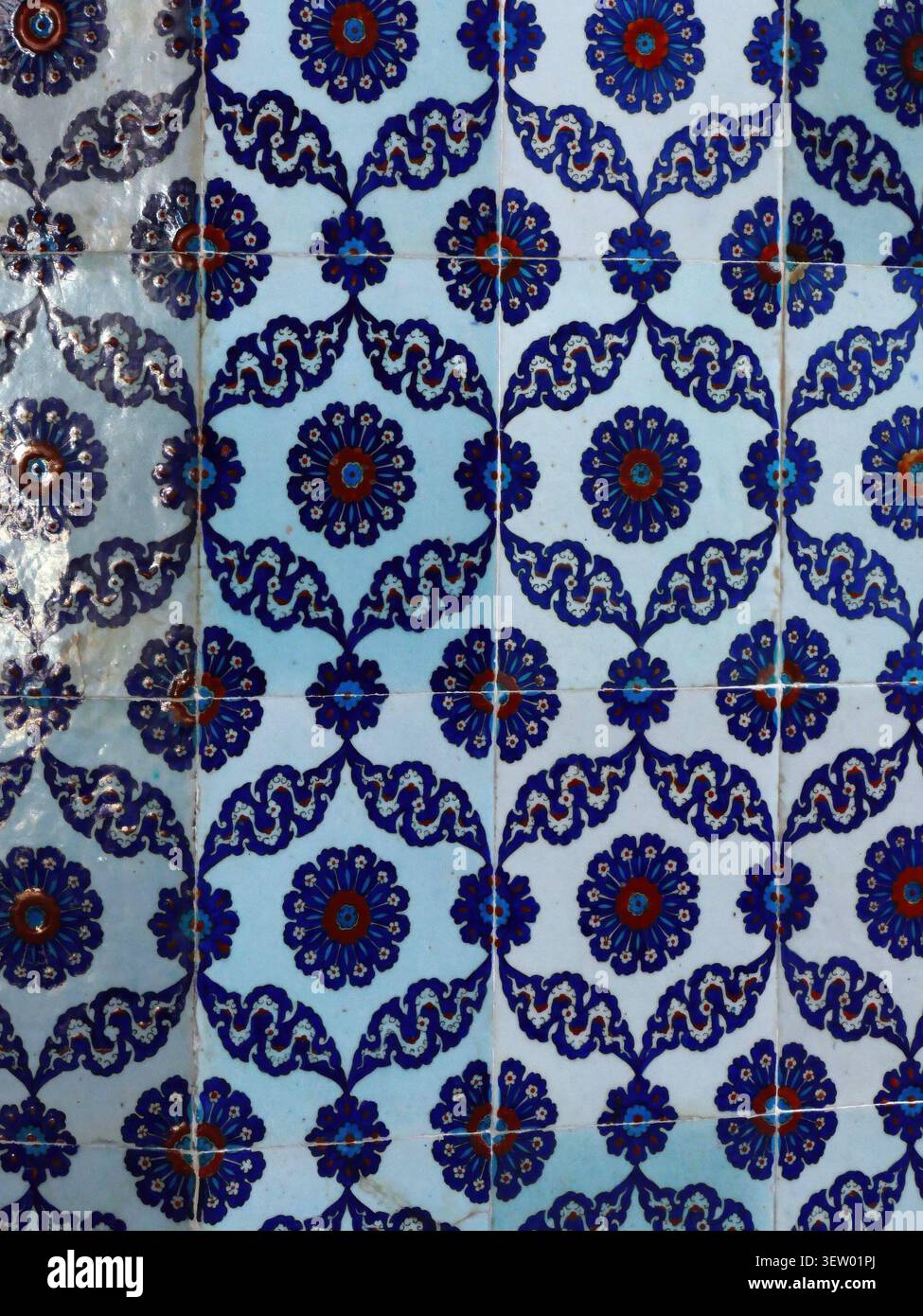 Istanbul - 24 settembre 2024 - pannello in piastrelle turche ottomane vintage che mostra un intricato design floreale, evidenziando delicati artigiani di ceramica blu e rossa Foto Stock