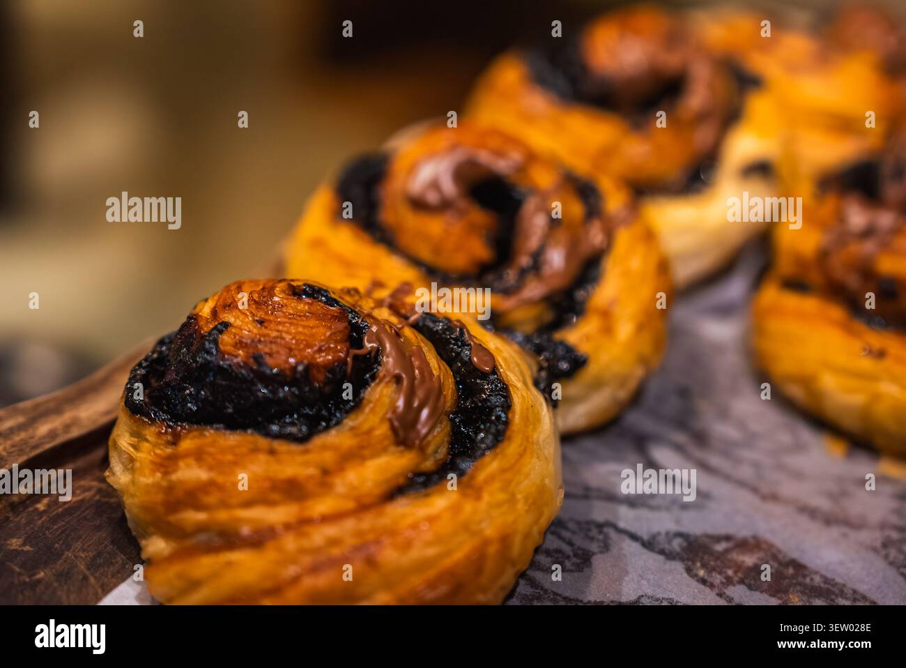 Rotoli di cannella marrone dorato su pergamena con perline lucide al caramello Foto Stock