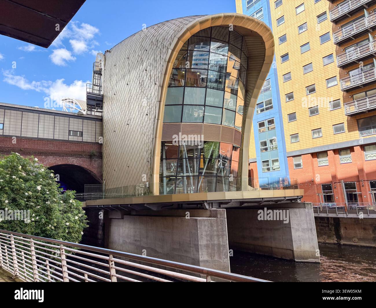 L'unica struttura curva della stazione ferroviaria di Leeds, entrata meridionale a Granary Wharf, Leeds, West Yorkshire, Regno Unito. Foto Stock