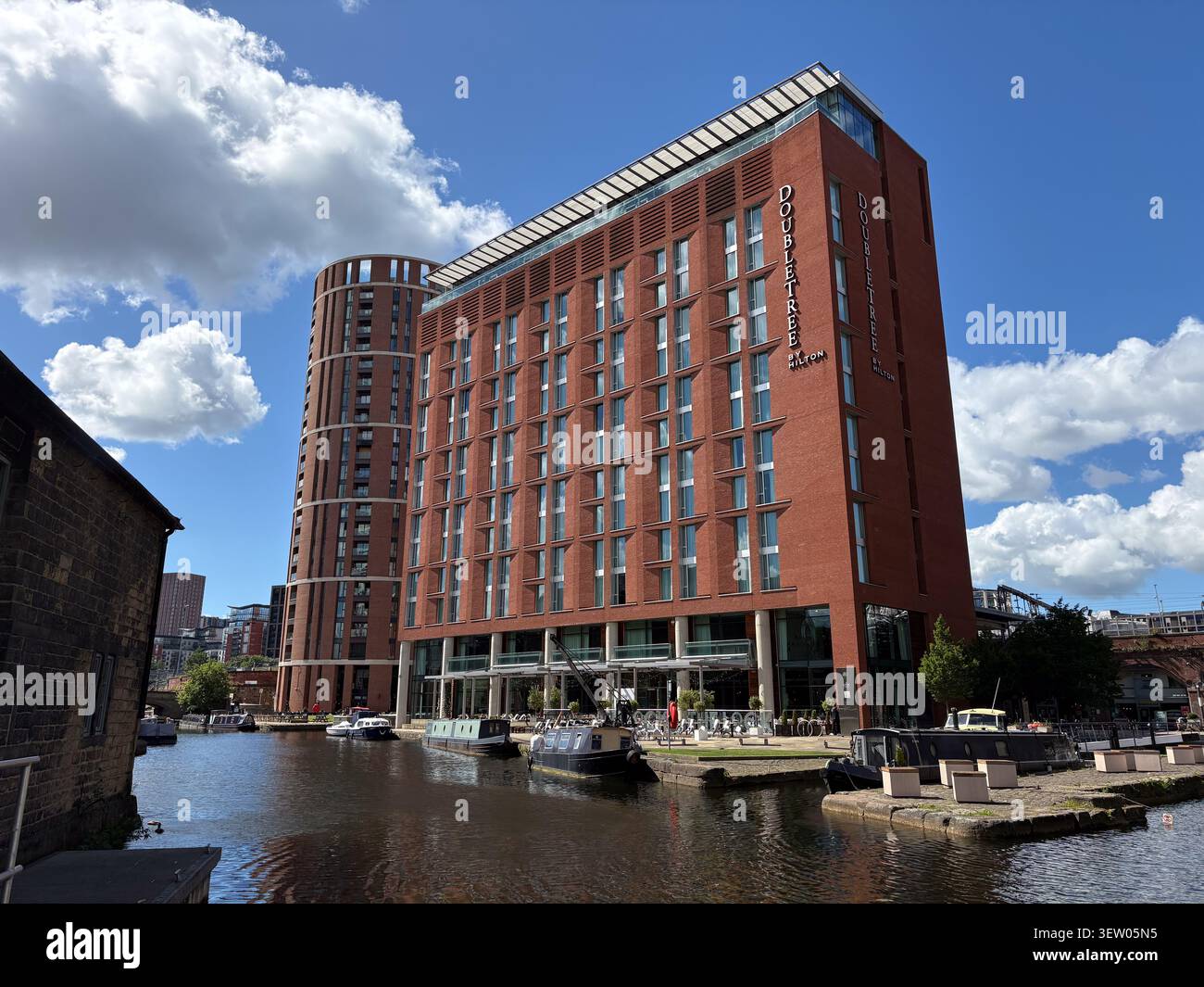 Moderna architettura alberghiera in mattoni al Granary Wharf Leeds Canal Basin. Leeds, Regno Unito. Foto Stock