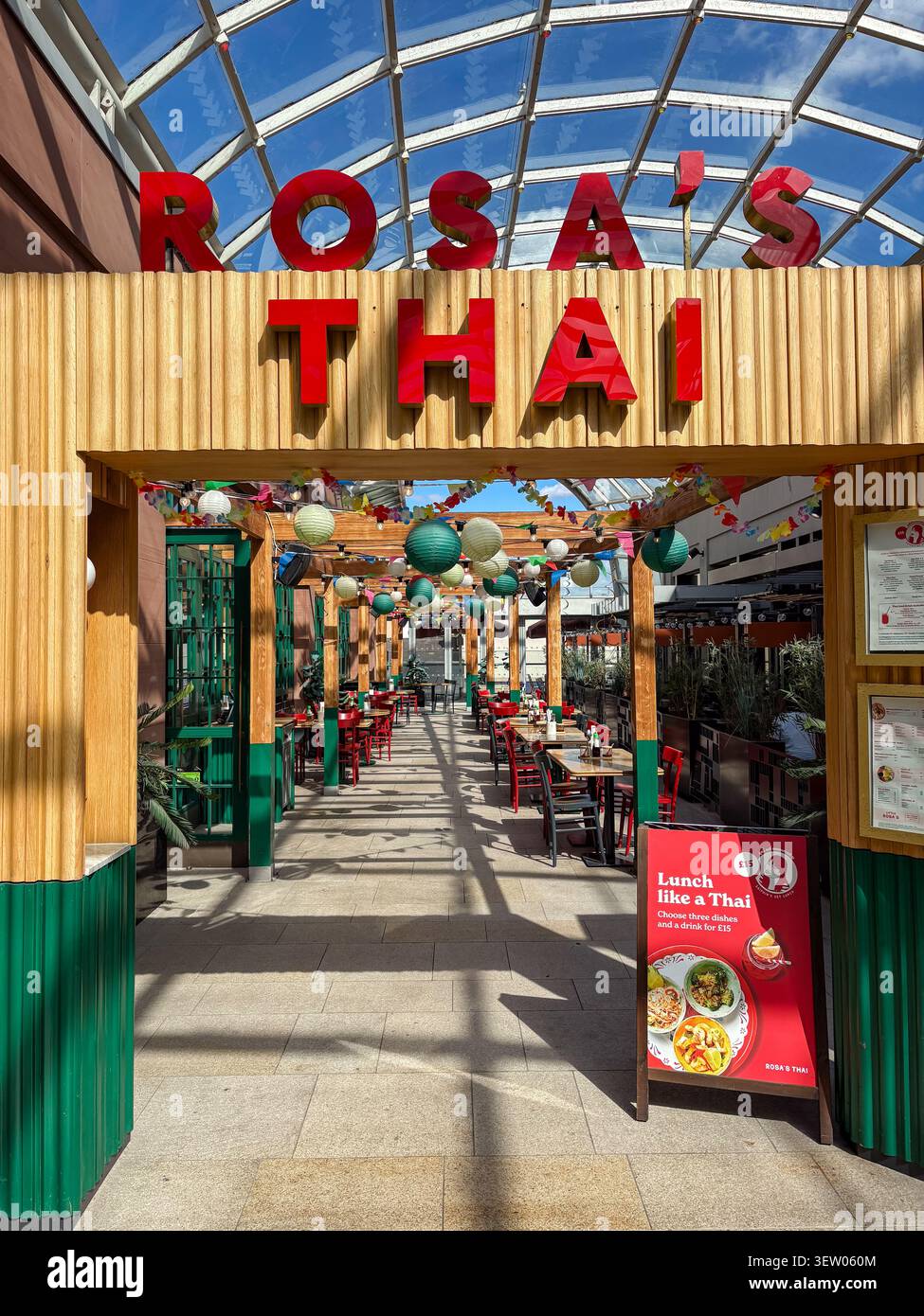 Ristorante tailandese Rosa's con lanterne di carta nel centro commerciale Trinity Leeds a Leeds, Regno Unito. Foto Stock