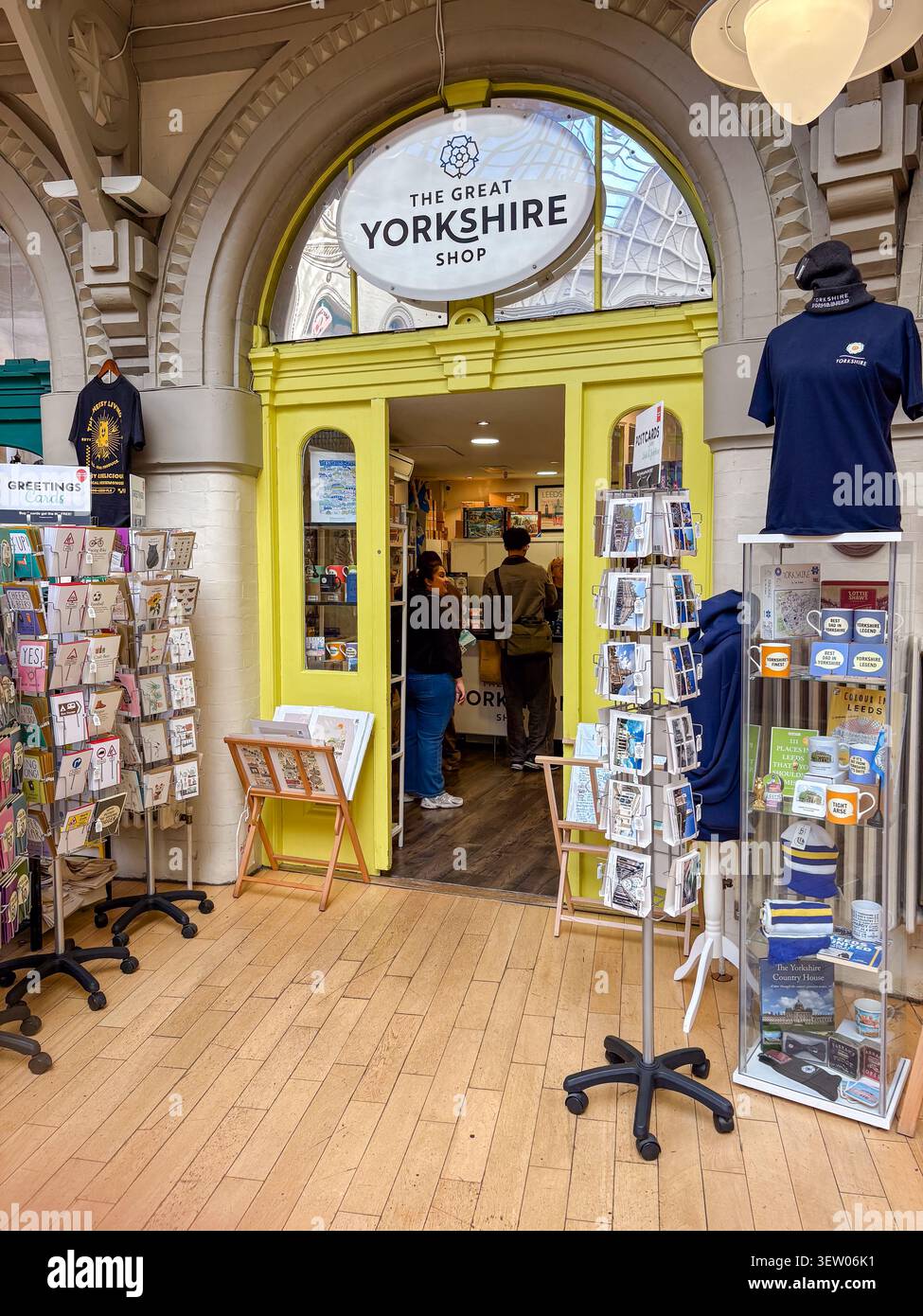 Vista esterna del Great Yorkshire Shop, una boutique che vende articoli da regalo regionali e souvenir all'interno dello storico Victorian Leeds Corn Exchange, Leeds. Foto Stock