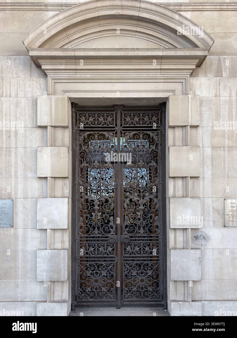 Porte d'ingresso ornate in ferro battuto poste su una facciata in pietra a Leeds Civic Hall, Leeds, West Yorkshire, Regno Unito. Foto Stock