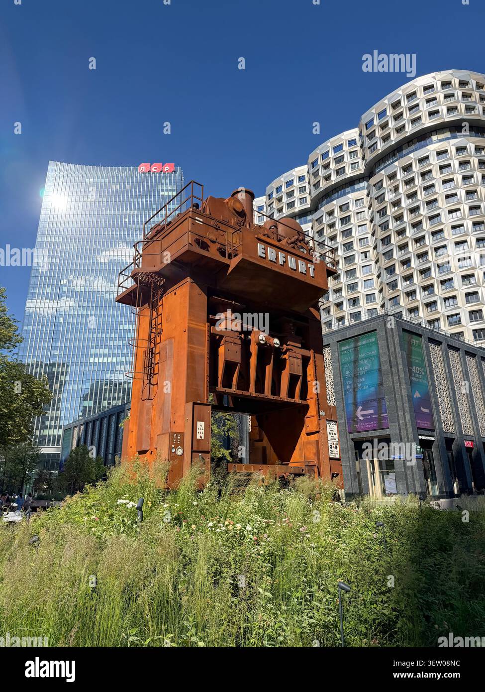 Mosca, Russia - 21 giugno 2026: Macchine industriali conservate si trovano nel quartiere ZILART, con un'architettura alta e contemporanea. Riqualificazione urbana Foto Stock