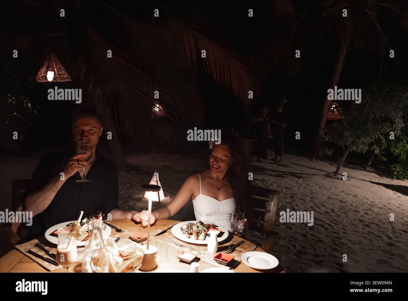 Cena romantica a lume di candela su una spiaggia sabbiosa in un resort delle Maldive Foto Stock