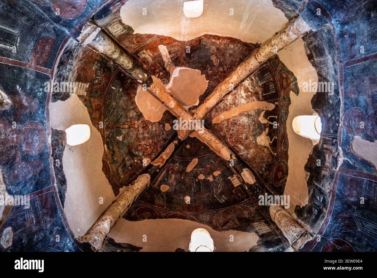 27 giugno 2022, Kritsa, Creta, Grecia: Cupola interna della chiesa di Panagia Kera con affreschi storici bizantini e opere d'arte religiose Foto Stock