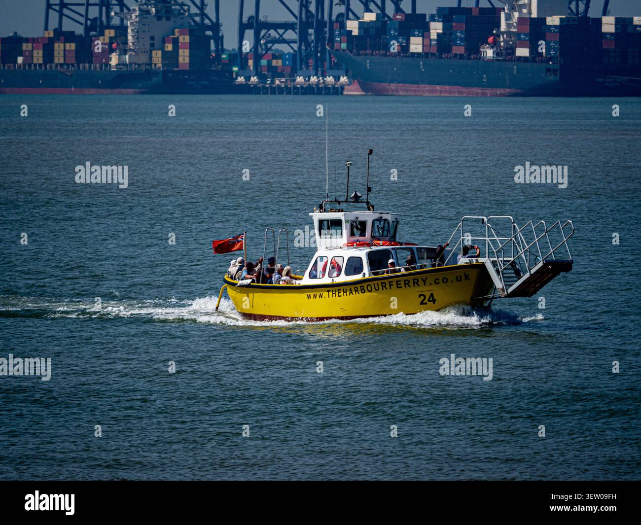 Il traghetto di Harwich Harbour porta i passeggeri a piedi da Harwich al porto di Felixstowe nell'Inghilterra orientale. Traghetto per Felixstowe Harbour. Foto Stock