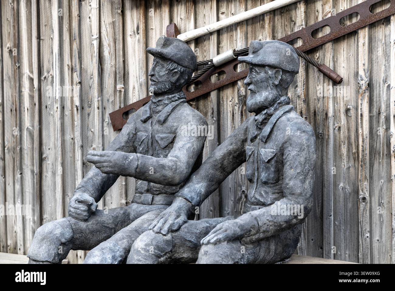 Statue di minatori di carbone fuori dal ristorante Gruvelageret, Longyearbyen, Svalbard Foto Stock