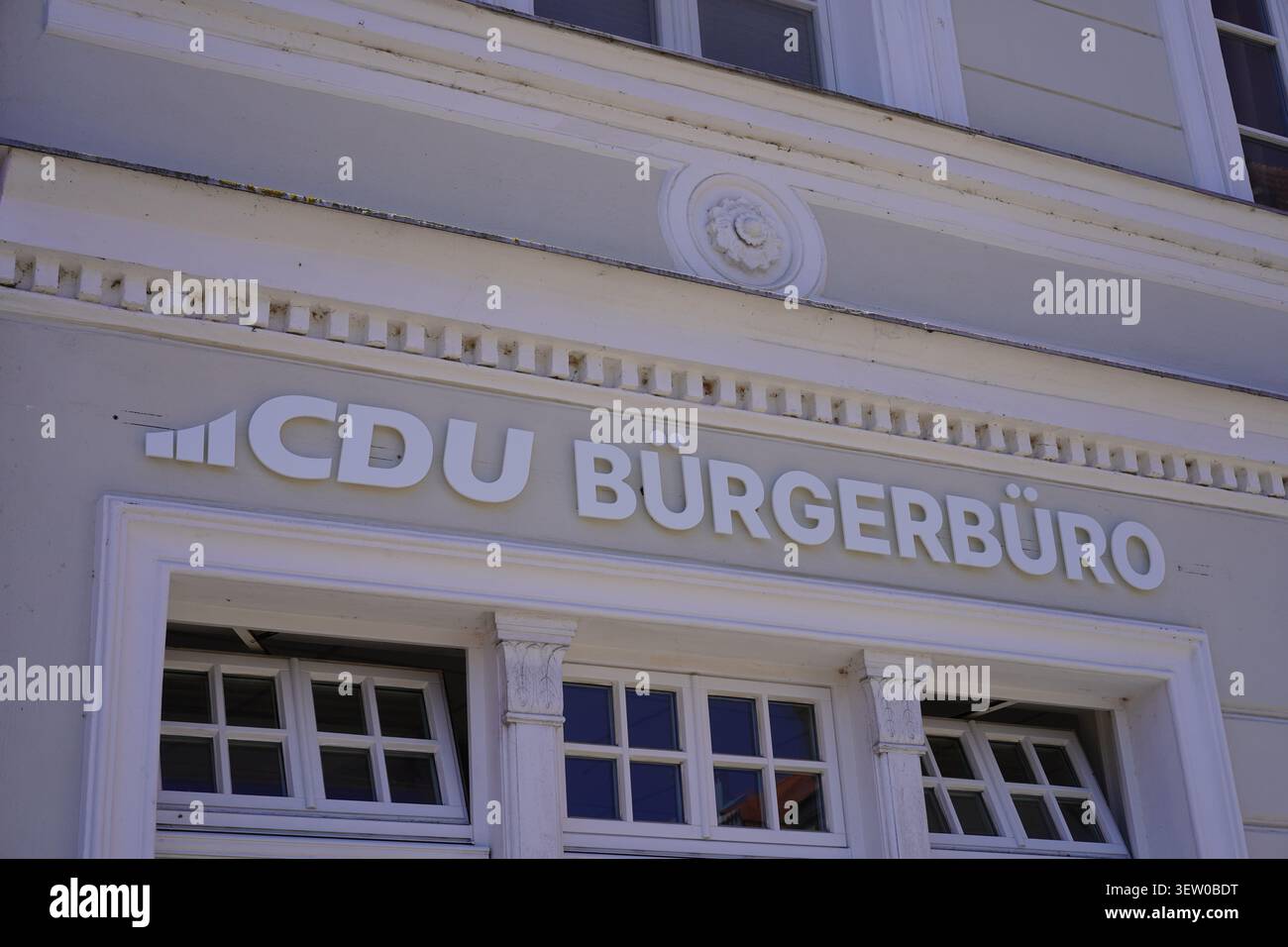 Stralsund, Germania - 24 giugno 2026: Firma con la scritta CDU Bürgerbüro sulla facciata storica dell'ufficio locale dell'Unione Cristiano-Democratica. Foto Stock