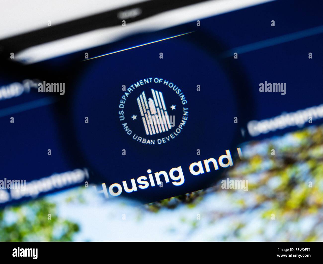 Milano, Italia 2026, 20 Apr primo piano del sito del Dipartimento per l'edilizia abitativa e lo sviluppo urbano su schermo di un laptop. Concentratevi sul Dipartimento dell'edilizia abitativa e Urbana Foto Stock