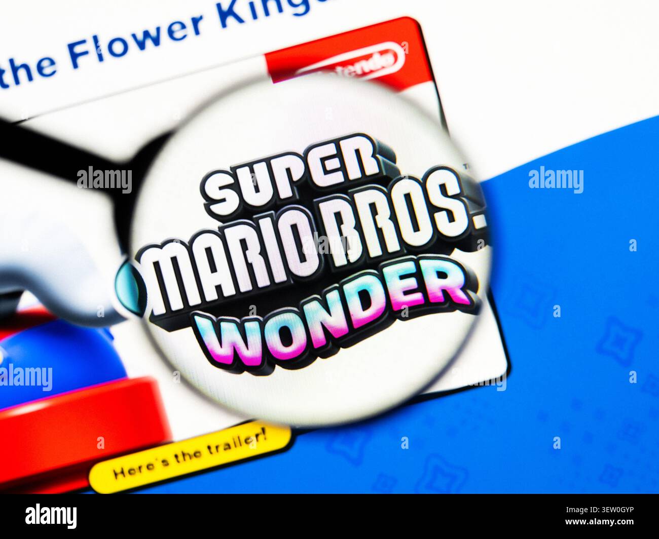 Milano, Italia 2026, 20 aprile primo piano di Super Mario Bros. Sito Web Wonderful sullo schermo di un notebook. Concentrati su Super Mario Bros Logo Wonder sotto una lente di ingrandimento gl Foto Stock